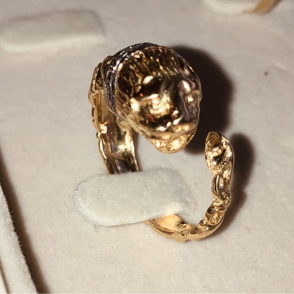 18K Gold & Diamond Lion Ring - Picture 9 of 9